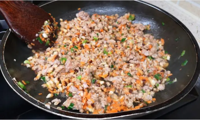 猪肉火烧,热锅加油,烧热后,放入<a style='color:red;display:inline-block;' href='/shicai/ 428'>五花肉</a>末,翻炒至色。加入葱末和姜末,翻炒出香味,加入适量的<a style='color:red;display:inline-block;' href='/shicai/ 718'>料酒</a>,<a style='color:red;display:inline-block;' href='/shicai/ 788'>生抽</a>翻炒。倒入葫芦卜和<a style='color:red;display:inline-block;' href='/shicai/ 230'>香菇</a>末,加入适量的<a style='color:red;display:inline-block;' href='/shicai/ 721'>蚝油</a>和盐,翻炒均匀后关火,滴两滴<a style='color:red;display:inline-block;' href='/shicai/ 847'>香油</a>,翻拌均匀,盛出备用。<a style='color:red;display:inline-block;' href='/shicai/ 25'>胡萝卜</a>和<a style='color:red;display:inline-block;' href='/shicai/ 230'>香菇</a>可以换成其他自己喜欢吃的蔬菜。如果嫌猪肉.贵,不想买肉的话,也可以换成韭菜虾仁三鲜馅,做出来味道也很鲜美。