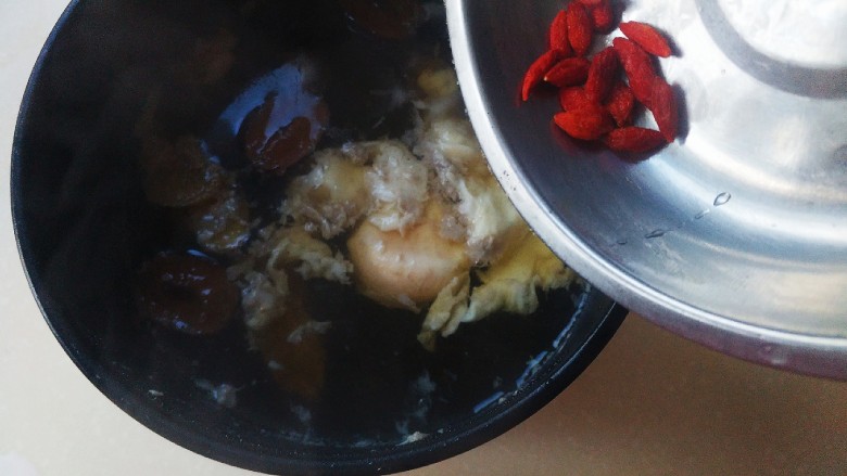 糖水鸡蛋,煮5、6分钟左右待鸡蛋煮熟,再放入<a style='color:red;display:inline-block;' href='/shicai/ 673'>枸杞</a>。
