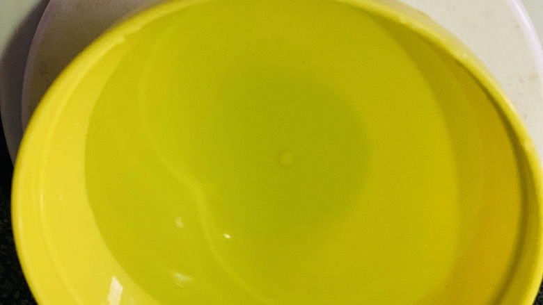 红枣面包,称清水100克,也可以用牛奶代替;