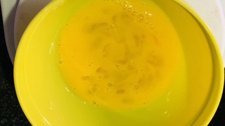 红枣面包,称鸡蛋30克,剩余的鸡蛋可以用来刷全蛋液;