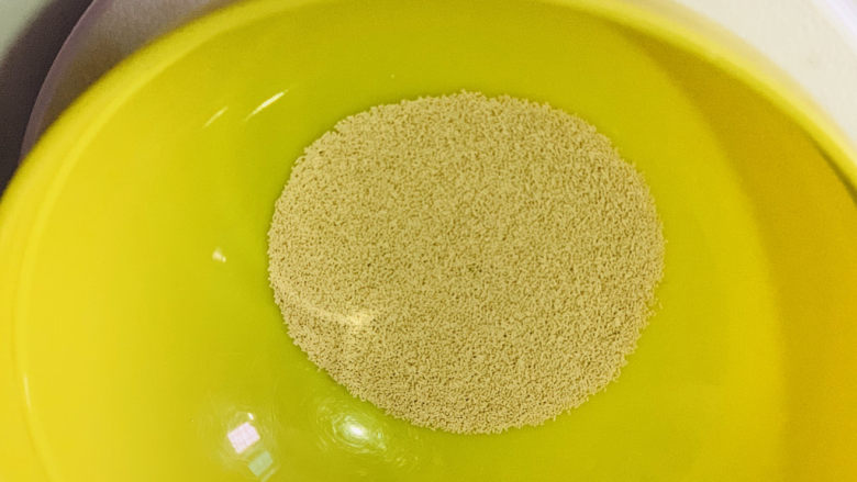 红枣面包,称酵母粉3克;