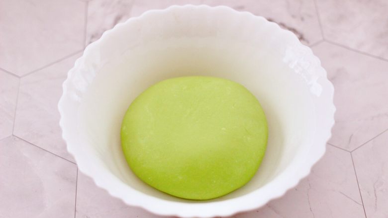 香椿鹅蛋饼,面粉里加入菠菜汁和<a style='color:red;display:inline-block;' href='/shicai/ 731'>酵母</a>,和成光滑的面团,盖上保鲜膜开始醒发。