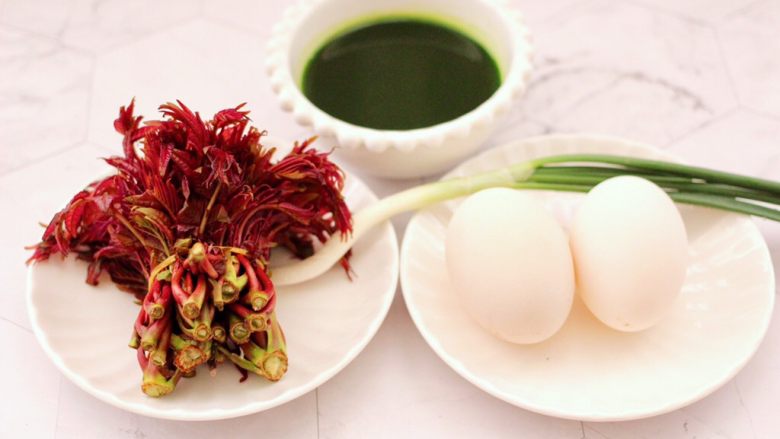 香椿鹅蛋饼,首先备齐所有的食材,菠菜叶榨汁后过滤备用,嘻嘻,<a style='color:red;display:inline-block;' href='/shicai/ 288'>虾皮</a>忘记拍照了。