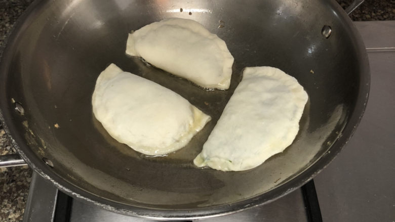 韭菜盒子➕鲜掉眉,热锅,加少许食用油,小火,放入韭菜盒生胚,