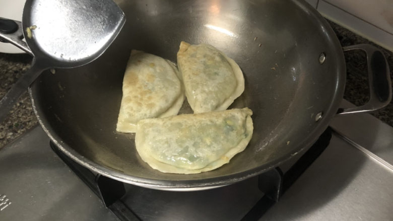 韭菜盒子➕鲜掉眉,翻面,转中大火烙到两面金黄