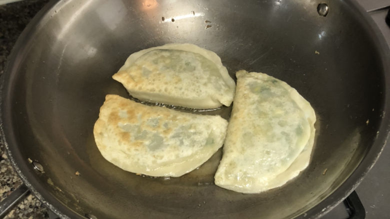 韭菜盒子➕鲜掉眉,底面定型,翻面