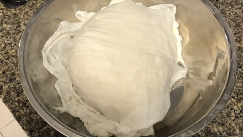 韭菜盒子➕鲜掉眉,盖上干净的湿布或者蒙上保鲜膜,醒发半个小时