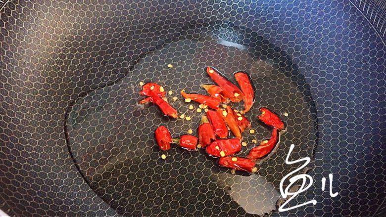 麻辣干锅鸡,油锅烧热,放入干红辣椒爆香