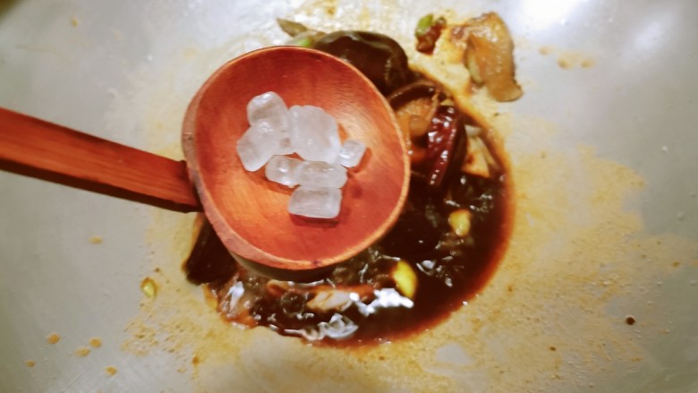 鸡腿炖香菇,放入<a style='color:red;display:inline-block;' href='/shicai/ 866'>冰糖</a>