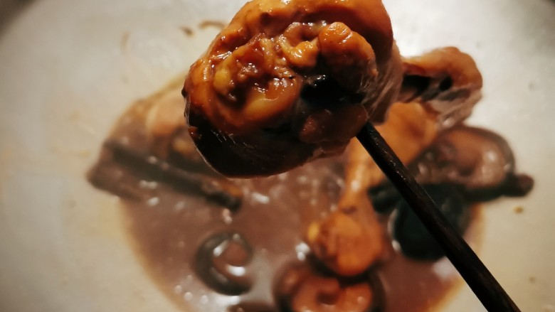 鸡腿炖香菇,随着加热 汤汁浓稠 用筷子试探一下 能够轻松穿透 就熟透了