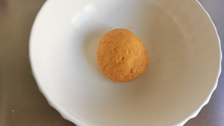黄金小馒头,和成面团。用一次发酵法不用等面团发酵,直接做造型。