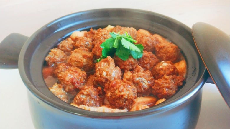 牛肉炖豆腐,<a style='color:red;display:inline-block;' href='/shicai/ 216'>牛肉</a>炖<a style='color:red;display:inline-block;' href='/shicai/ 465'>豆腐</a>。