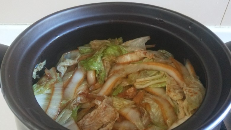 牛肉炖豆腐,在把大白菜倒入砂锅。