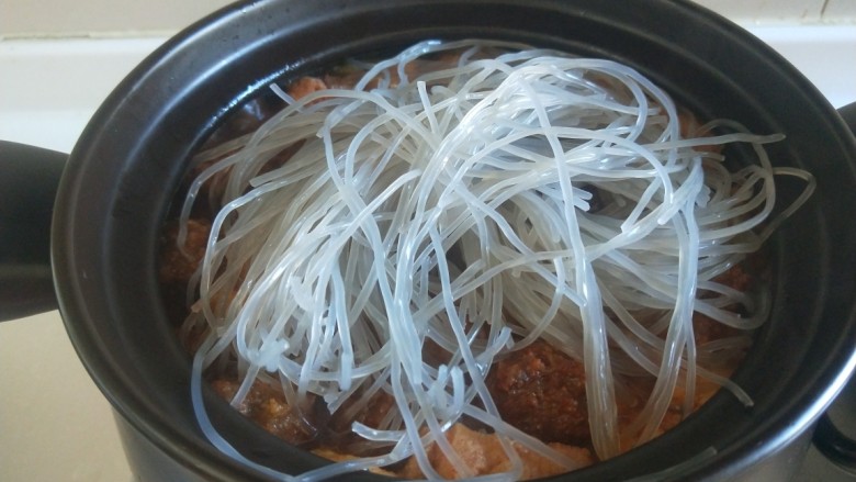 牛肉炖豆腐,喜欢吃粉条的可以加一把,要提前泡软。