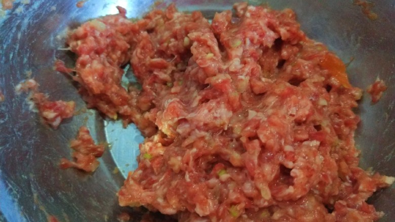牛肉炖豆腐,加入适量淀粉,<a style='color:red;display:inline-block;' href='/shicai/ 3250'>葱</a>姜末,料酒,蛋青,盐,搅拌上劲。