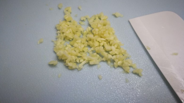 凉拌黄瓜卷,拍扁剁成蒜末,氧化十五分钟
