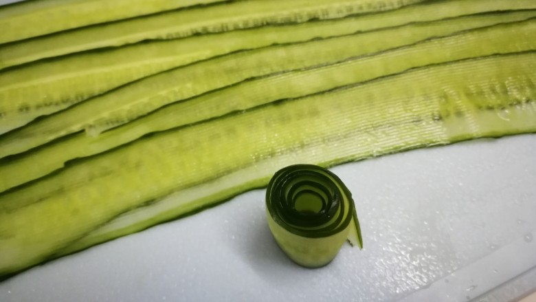 凉拌黄瓜卷,从一头卷起,卷成黄瓜卷