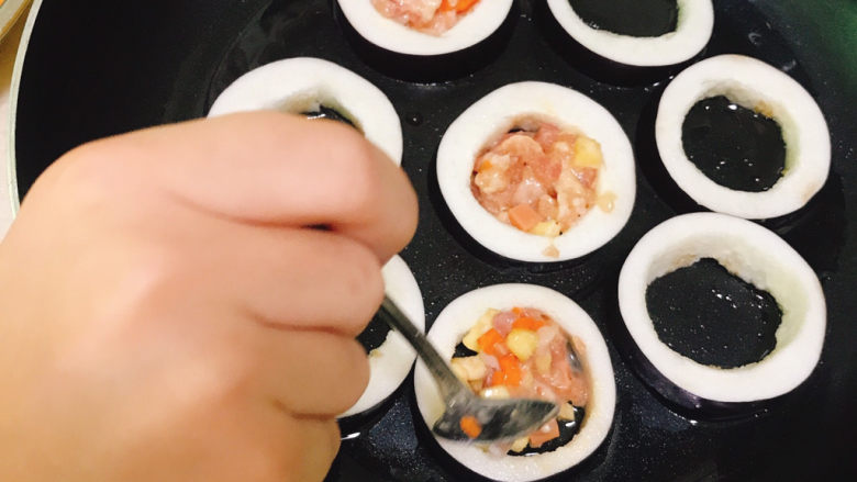 煎茄饼,再依次填入肉馅,8分满即可。