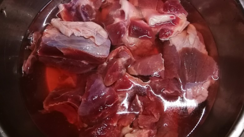红焖牛肉,切大块 清洗干净 用<a style='color:red;display:inline-block;' href='/shicai/ 700'>花椒</a>水浸泡1个小时