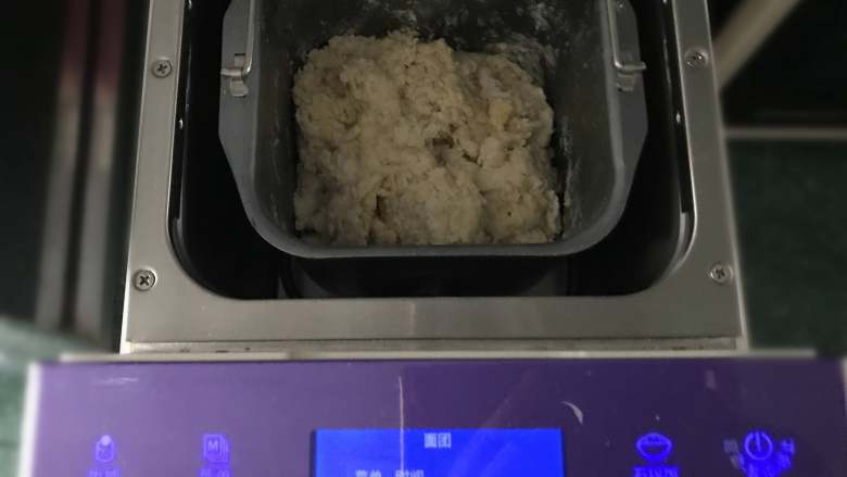 红枣面包,将食材除黄油以外的材料,依次放入面包机,揉面