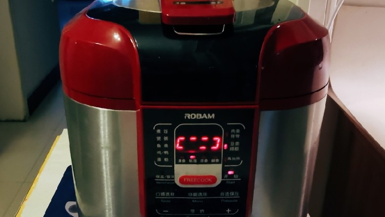 红焖牛肉,调味品加放好 扣上盖子 选择牛肉键 压力锅开始工作