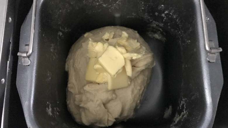 红枣面包,放入室温软化好的黄油,再揉一个程序