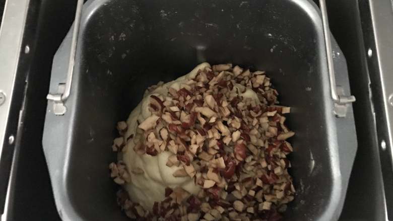 红枣面包,加入红枣丁,继续