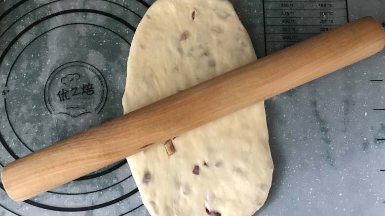 红枣面包,直接取一个面团按扁,擀成椭圆形