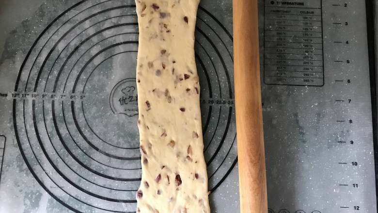 红枣面包,用擀面从中间往上下擀开,尽量擀长点,压簿底边