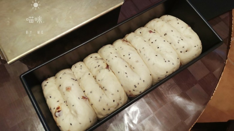 红枣面包,发至七分满,
烤箱上火190,下火210预热20分钟,考至35分钟
时间温度仅供参考,毕竟烤箱不同,有些温度时间差别很大的,最好先时间不要设置太长不够再加烤,以免烤焦,最好看着烤