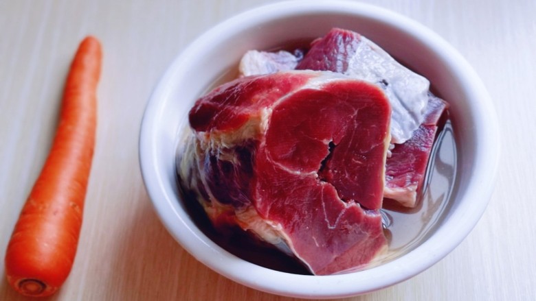 红焖牛肉,准备食材,<a style='color:red;display:inline-block;' href='/shicai/ 981'>牛腱子</a>泡冷水,将血水泡出!