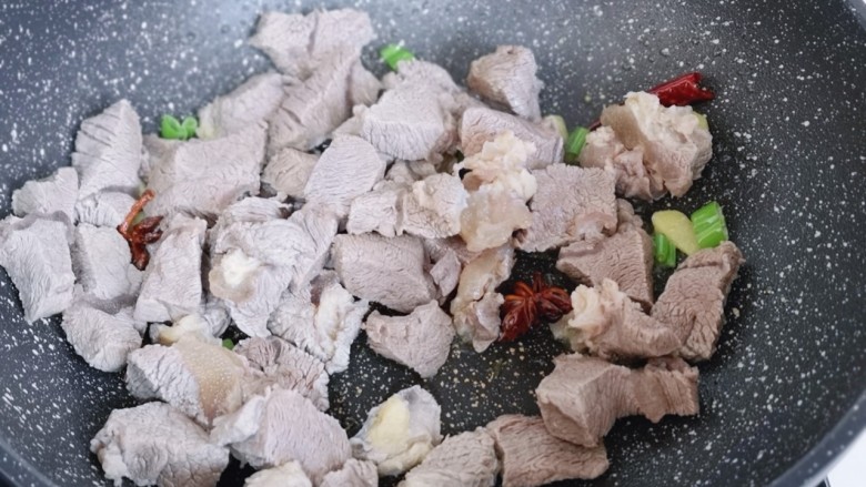 红焖牛肉,待香料炒香后,加入焯水的牛肉煸炒。