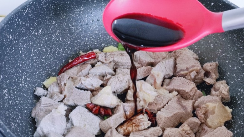 红焖牛肉,加入<a style='color:red;display:inline-block;' href='/shicai/ 788'>生抽</a>!