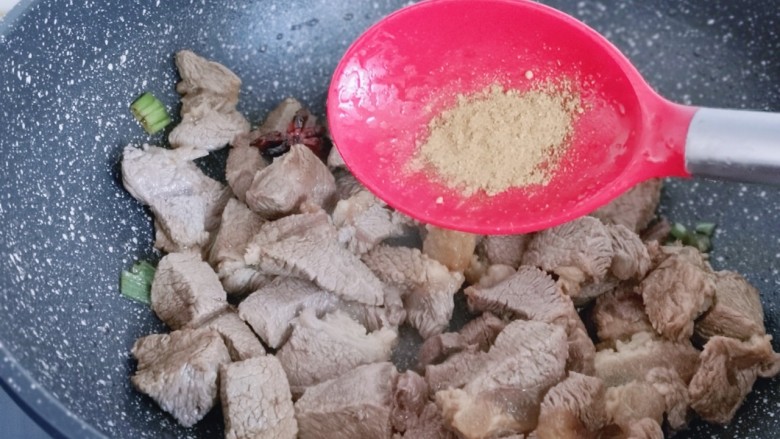 红焖牛肉,加入十三香!翻炒均匀!