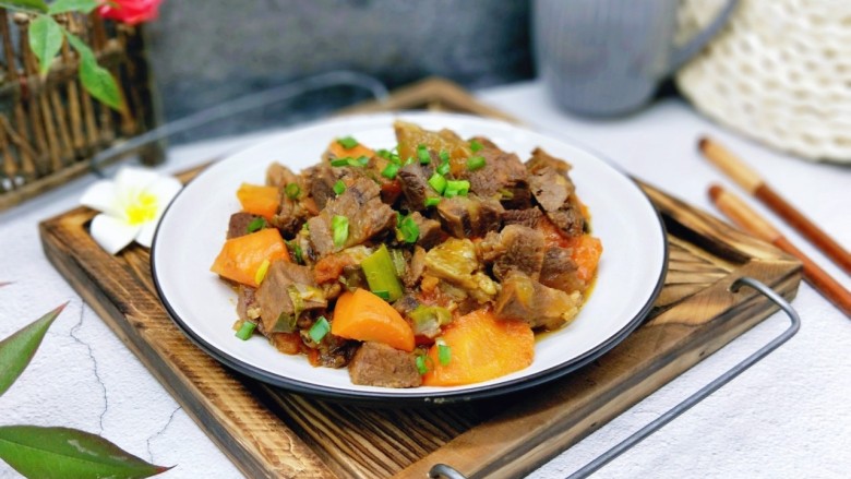 红焖牛肉,盛出装入碗中,撒上葱花!