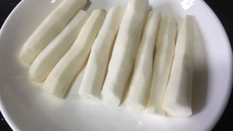 草莓山药,山药去皮,切段摆放在盘中