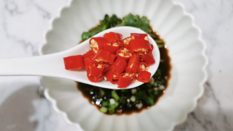 菠菜拌花生米,加一勺<a style='color:red;display:inline-block;' href='/shicai/ 82'>小米椒</a>