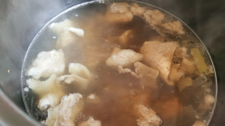 牛肉炖豆腐,大火煮开后调小火煮至牛肉熟烂。这是炖好的牛肉汤,如果一次吃不完,可以单独盛一些出来炖<a style='color:red;display:inline-block;' href='/shicai/ 465'>豆腐</a>。