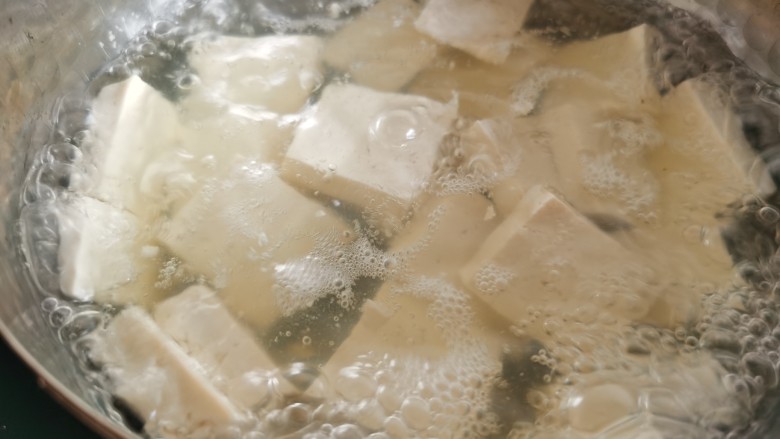 牛肉炖豆腐,将切好的豆腐片焯下水,这样不仅能去除豆腥味,而且焯水后的豆腐更加滑嫩。