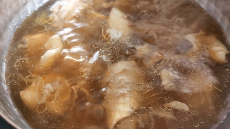 牛肉炖豆腐,我砂锅里煮的牛肉有点多,没把豆腐直接放砂锅里,单独用一个小锅盛了一些出来炖豆腐。
