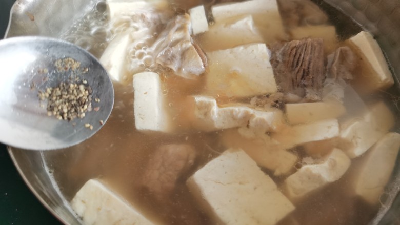 牛肉炖豆腐,加入少许<a style='color:red;display:inline-block;' href='/shicai/ 720'>胡椒粉</a>,煮牛肉时盐和生抽已经放过了,此时可尝尝牛肉汤的咸淡,根据情况看看是否加盐。