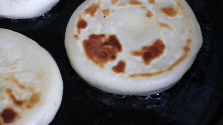 芹菜肉馅饼,待两面煎至金黄,面熟,馅熟后就可以出锅了