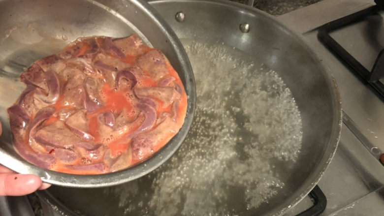 蒜苗炒猪肝➕平肝明目养血,坐锅烧水,水开下猪肝