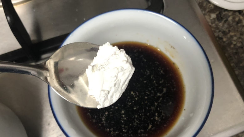 蒜苗炒猪肝➕平肝明目养血,一茶匙生粉,搅拌均匀,尝下咸淡,根据个人口味添加适量清水调整咸淡,备用