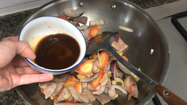 蒜苗炒猪肝➕平肝明目养血,加入调味汁,翻炒均匀