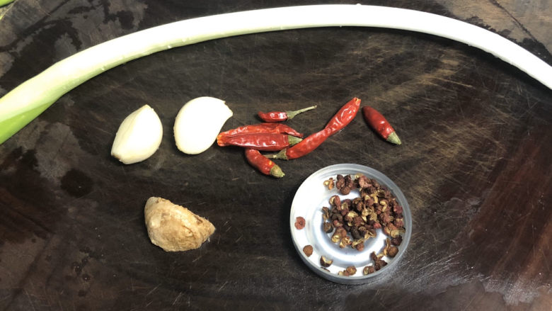 蒜苗炒猪肝➕平肝明目养血,小葱择好,蒜剥皮与姜清洗备用,还需要几个干辣椒,少许花椒
