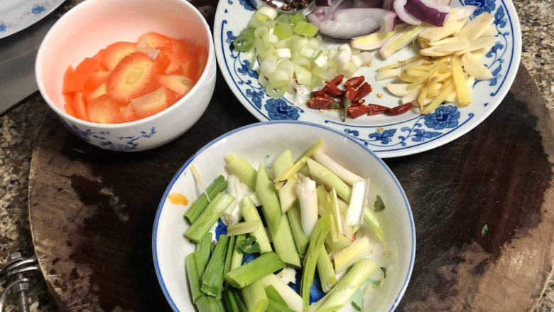 蒜苗炒猪肝➕平肝明目养血,洋葱切片,全部配菜准备好