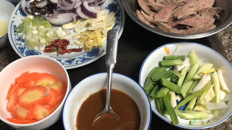 蒜苗炒猪肝➕平肝明目养血,全部食材准备好,开始下锅了