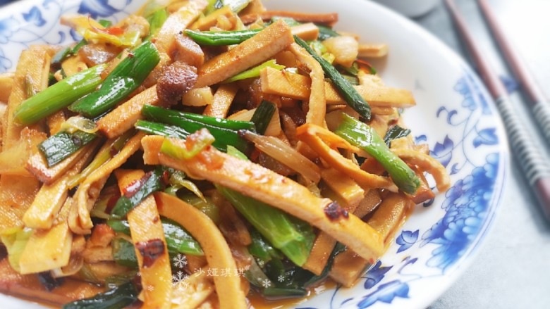 蒜苗炒香干,豆干不要切得太粗,不然不容易入味!