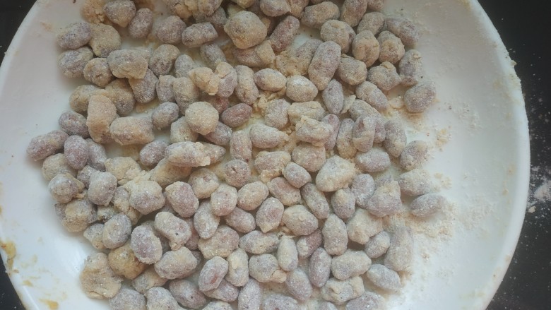 多味花生,摇晃并且搅拌,使之均匀的裹上面粉